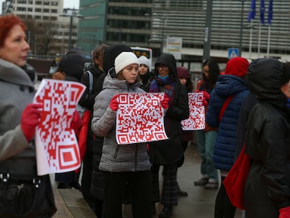 100 mujeres voluntarias, según las organizadoras, se reunieron en la rotonda de Schuman de Bruselas, ante la UE, portando guantes de color rojo y pancartas con mensajes para concienciar sobre la violencia de género. 

El evento denominado SECRET STRIKE, está organizado por la Embajada española, junto con UNFPA  y EEAS y la artista Alicia Framis. Photo © Delmi Alvarez