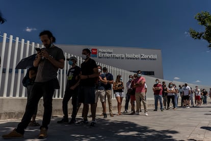 Varias personas esperan para vacunarse contra la covid-19 en el hospital Enfermera Isabel Zendal, Madrid.