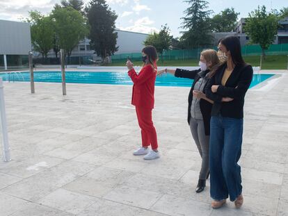 La concejal delegada de Deporte, Sofía Miranda; y la vicealcaldesa, Begoña Villacís, en la Piscina CDM Casa de Campo.