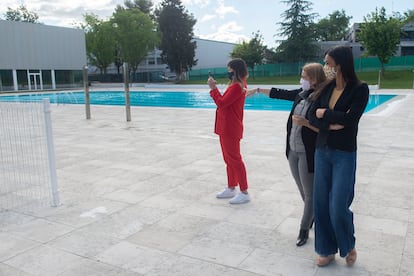 La concejal delegada de Deporte, Sofía Miranda; y la vicealcaldesa, Begoña Villacís, en la Piscina CDM Casa de Campo.