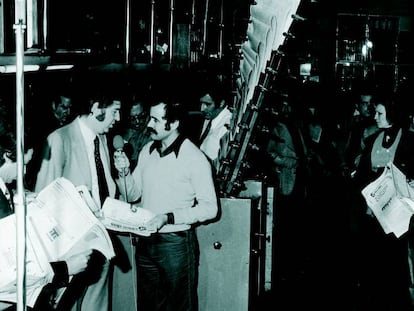 Francisco Mora, primer director de Cinco Días,  en 1978  junto a los primeros ejemplares de Cinco Días recién salidos de la rotativa