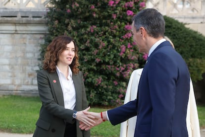 El presidente del Gobierno, Pedro Sánchez, saluda a la presidenta de la Comunidad de Madrid, Isabel Díaz Ayuso.