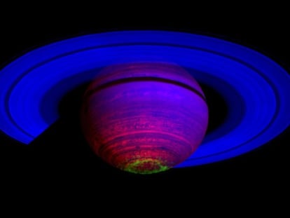 Imagen en falso color de una aurora en Saturno (verde brillante en el polo Sur) correspondiente al 1 de noviembre de 2008.