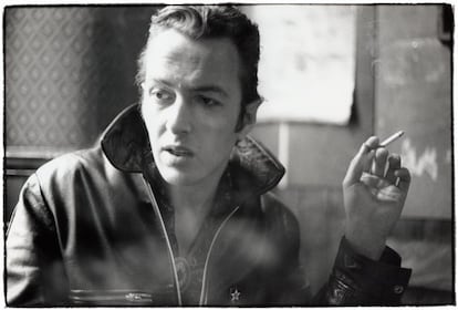 El líder de The Clash, Joe Strummer (Turquía, 1952 – Reino Unido, 2002), abandonó un coche en un garaje de Madrid en 1986. ¿El motivo? Tuvo que volver repentinamente a Londres por el nacimiento de su hijo. Antes estuvo unos meses compartiendo piso con Luis Auserón (hermano del líder de Radio Futura) en la capital, con quien solía salir por Malasaña. Pero antes aún de eso, Strummer había vivido en Granada, ciudad donde tiene una plaza con su nombre: Placeta Joe Strummer. ¿Cómo inició Strummer su periplo por tierras españolas? Llegó a España tras deshacer a The Clash (echó a Mick Jones, guitarrista de la banda). “Joe huyó a Granada porque en Londres se le echaron encima tras su polémica decisión, y tenía allí una amiga que había conocido cuando vivió en una casa okupa en Londres en los setenta, antes de formar el grupo”, recuerda Auserón en el documental 'I need a Dodge'. “En muchas ocasiones hablamos de lo que le había pasado con el grupo. A veces se sentía injustamente tratado, pero otras se arrepentía de lo que había hecho”. En Granada conoció a los 091 y se ofreció a producirles un disco. Strummer se dejaba ver por los bares como uno más. Muchos alucinaban al verlo.