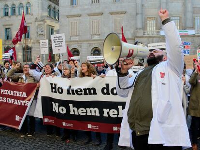 Varios sanitarios protestan con pancartas y batas blancas durante una manifestación de Metges de Catalunya, el 26 de enero de 2023, en Barcelona.