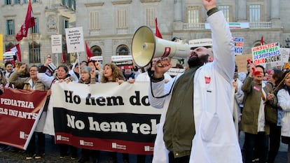 Varios sanitarios protestan con pancartas y batas blancas durante una manifestación de Metges de Catalunya, el 26 de enero de 2023, en Barcelona.