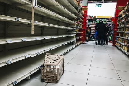 Aspecto de un supermercado en el norte de París, con estanterías vacías, el lunes pasado.  