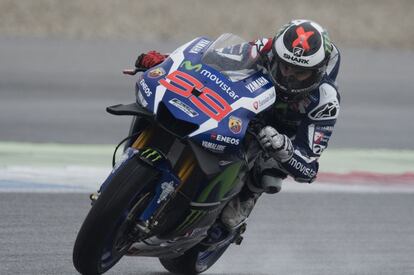 ASSEN, NETHERLANDS - JUNE 25: Jorge Lorenzo of Spain and Movistar Yamaha MotoGP heads down a straight during the qualifying practice during the at MotoGP Netherlands - Qualifying on June 25, 2016 in Assen, Netherlands. (Photo by Mirco Lazzari gp/Getty Images)