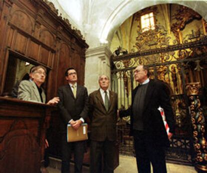 García Zarco, segundo por la izquierda, y el concejal Luis Panblanco, ayer, visitando las obras de Santa María.