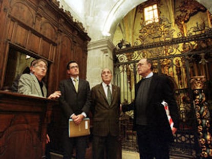 García Zarco, segundo por la izquierda, y el concejal Luis Panblanco, ayer, visitando las obras de Santa María.
