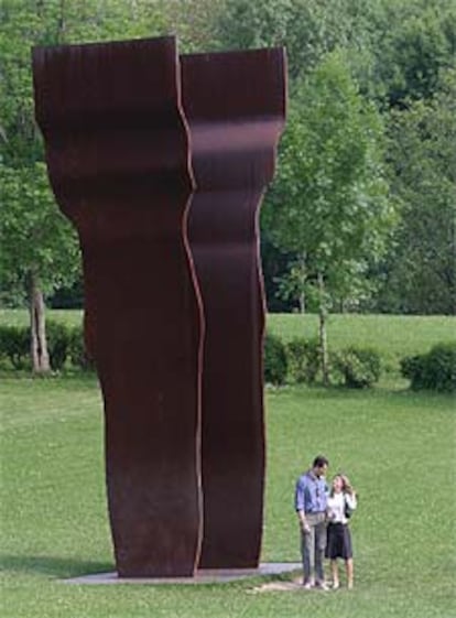 Una última escala antes de volver a Madrid: El Museo Chillida-Leku de Hernani. Los príncipes de Asturias han sido invitados por la propia familia de Chillida, que les ha acompañado durante la visita.