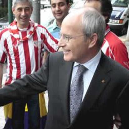 José Montilla saluda hoy a un aficionado del F.C. Barcelona en Valencia, donde se disputa la final de la Copa