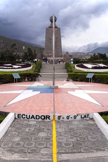 Pequeño y rico en tesoros. Arquitectura colonial en Quito y Cuenca; pintorescas aldeas quechuas salpican los paisajes andinos y la selva amazónica protege las antiguas tradiciones de los chamanes. No podrá evitar la foto en el icónico monumento a la Mitad del Mundo, levantado en el punto exacto donde se creía que el ecuador atravesaba el país, en la Ciudad de la Mitad del Mundo, al norte de Quito.  La realidad es que toda la estructura está a unos 240 metros al sur del verdadero ecuador, según los sistemas de medición modernos.