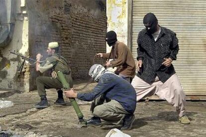 Un grupo de insurgentes armados con una ametralladora ligera y un mortero dispara contra posiciones estadounidenses, ayer en las afueras de Faluya.