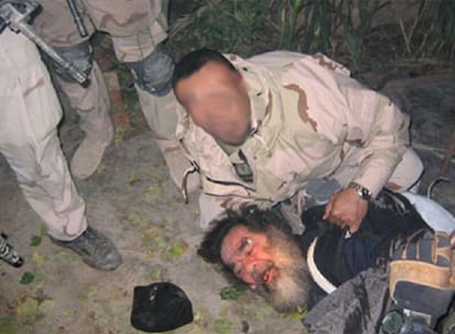 En diciembre de 2003 un Sadam barbudo y muy desmejorado es capturado en un agujerdo cercano a Tikrit, su ciudad natal, por las tropas de EE UU. La imagen fue tomada por un militar estadounidense.