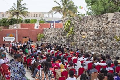 Mesa de discusión 'La violación: contexto, cuadro jurídico, hallazgos', celebrada como debate inaugural de la exposición '¿Cómo ibas vestida?' en el Musée de la Femme de Dakar el pasado 18 de Octubre.