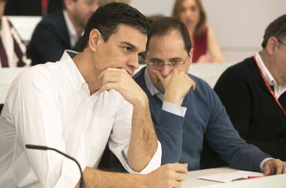 El secretario general del PSOE, Pedro Sánchez, y el secretario de Organización, César Luena, durante la reunión del comité federal, una cita para establecer los límites en las negociaciones para la investidura