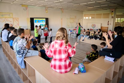 Niños de primaria en escuela infantil