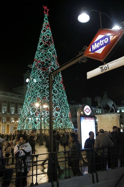 Un año más el abeto de luces se alza junto a la boca de metro de la Puerta del Sol.