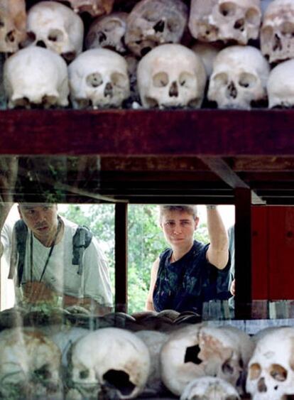 Turistas visitando el memorial Choeung Ek, Camboya