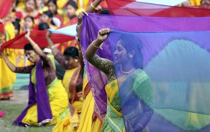 Estudiantes de la universidad de Rabindra Bharati participan en la tradicional fiesta hindú de Holi en Calcuta (India).