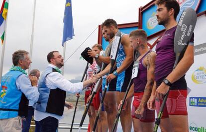 Adrián Barbón, presidente del Principado de Asturias, entrega la medalla a los ganadores en el podio del descenso del Sella