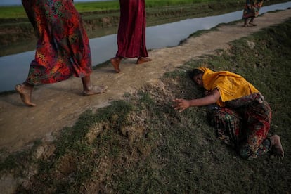 Um exausto refugiado que foge da violência em Mianmar pede ajuda àqueles que cruzam para Palang Khali, perto do Cox's Bazar (Bangladesh), em 2 de novembro de 2017.