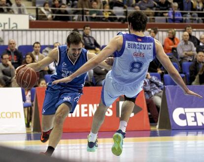 El alero del Gipuzkoa Basket Rafa Huertas pugna con Stefan Bircevic, de Estudiantes.