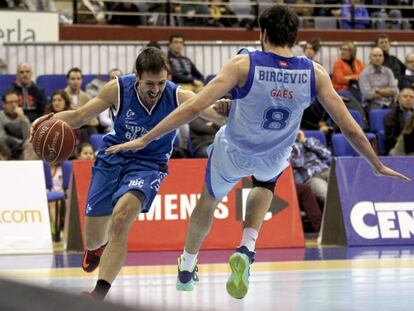 El alero del Gipuzkoa Basket Rafa Huertas pugna con Stefan Bircevic, de Estudiantes.