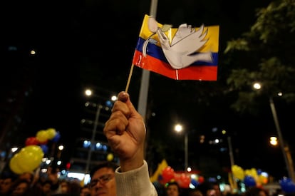Un hombre alza una bandera colombiana con la paloma de la paz tras el acuerdo entre el Gobierno de Colombia y las FARC, en Bogotá (Colombia).