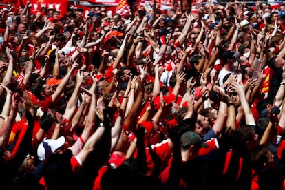 Seguidores del Liverpool, en la 'fan zone' del equipo inglés.