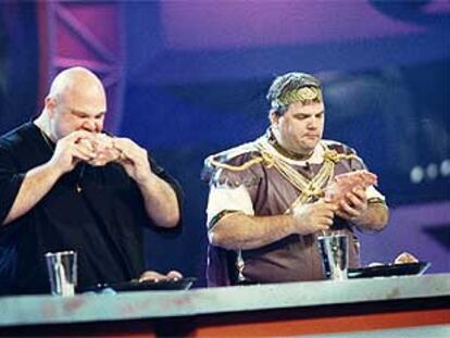 Dos participantes en el concurso televisivo<b></b><i> Glutton Bowl, </i><b>en plena competición.</b><b></b><i></i>