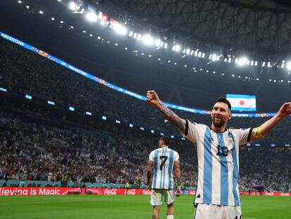 Lionel Messi celebra el tercer gol de Argentina ante Croacia, obra de Julián Álvarez, en las semifinales del Mundial de Qatar 2022.
