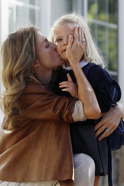 Las infantas Leonor y Sofía (esta última en la foto con doña Letizia) posaron ayer con sus padres en el colegio Nuestra Señora de los Rosales, un centro privado y laico. Leonor cantó a su madre "el cumpleaños feliz".