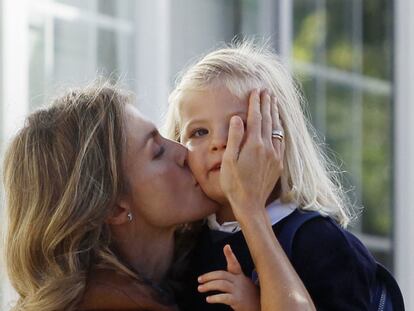 Las infantas Leonor y Sofía (esta última en la foto con doña Letizia) posaron ayer con sus padres en el colegio Nuestra Señora de los Rosales, un centro privado y laico. Leonor cantó a su madre "el cumpleaños feliz".