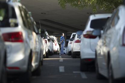 Taxistas en la estación de Santa Justa en Sevilla.