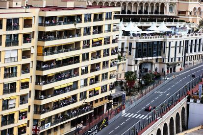 Daniil Kvyat por las calles de Monaco