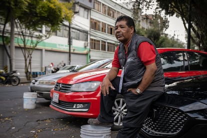 Raúl, franelero con 40 años de antigüedad, en Ciudad de México, el 22 de agosto de 2025.