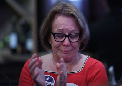 Mary Schneider, directora de distrito de la oficina de Houston para el republicano John Culberson llora después de su discurso, el 6 de noviembre de 2018, en Houston, Texas.