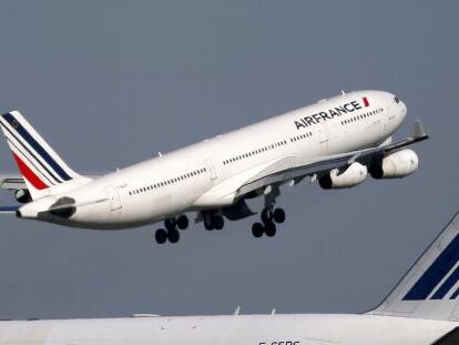 Avi&oacute;n de Air France en el aeropuerto internacional Charles-de-Gauller en Roissy (Francia). 