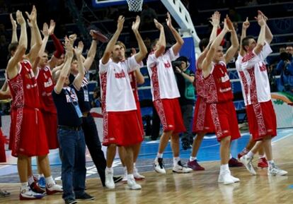 Los jugadores rusos saludan al público tras derrotar a Macedonia en la final de consolación del Eurobasket.
