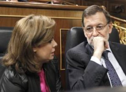 El presidente y la vicepresidenta del Gobierno, Mariano Rajoy y Soraya Sáenz de Santamaría. EFE/Archivo