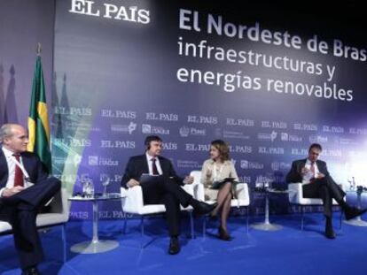 De izquierda a derecha, Juli&aacute;n N&uacute;&ntilde;ez, presidente de Seopan; Wellington Dias, gobernador de Piau&iacute;; Fl&aacute;via Marreiro, subeditora de EL PA&Iacute;S Brasil; Camilo Santana, gobernador de Cear&aacute; y Ted Lago, presidente del Puerto de Itaqui. 