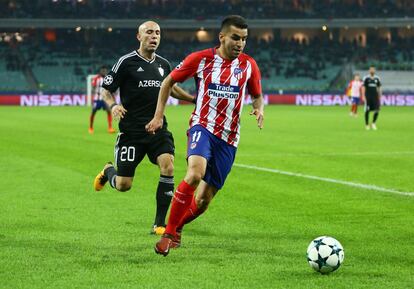 Ángel Correa, del Atlético de Madrid, se hace con el balón.
