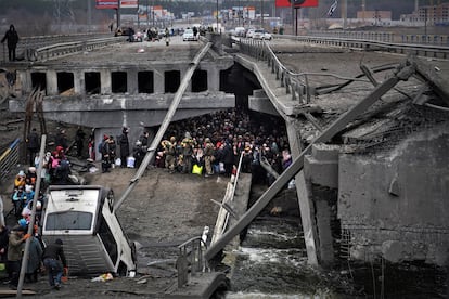 La evacuación de decenas de miles de vecinos de localidades cercanas a Kiev se complicó porque el Ejército de Ucrania voló los puentes, como este de Irpin, para evitar el avance de los rusos, el 5 de marzo de 2022.