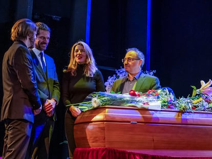 La vicepresidenta segunda del Gobierno y ministra de Trabajo, Yolanda Díaz, y el ministro de Cultura, Ernest Urtasun, en su visita a la capilla ardiente de la actriz y cantante Concha Velasco, instalada este sábado en el teatro La Latina de Madrid. Les acompañan el productor teatral Jesús Cimarro y el hijo de Velasco, Manuel.