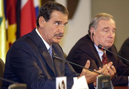 El presidente de México, Vicente Fox (izquierda), declara concluida la Cumbre Extraordinaria de Las Américas. A su derecha, el primer ministro de Canadá, Paul Martin. La Cumbre se clausuró con una declaración de compromiso sobre puntos como las sanciones contra los países corruptos y las negociaciones sobre el Área de Libre Comercio de las Américas.