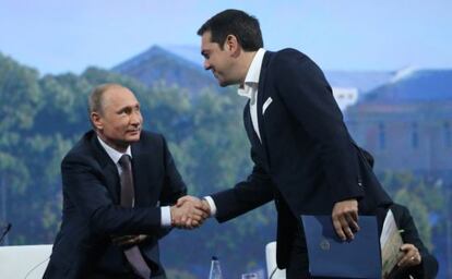 Putin e Tsipras em São Petersburgo.