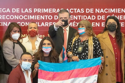 El canciller mexicano Marcelo Ebrard, junto a activistas de la comunidad LGBT
