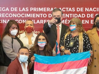 El canciller mexicano Marcelo Ebrard, junto a activistas de la comunidad LGBT, este miércoles.